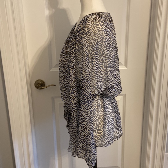 Elizabeth and James Silk Tunic Blouse. Size M/L. - Picture 5 of 7